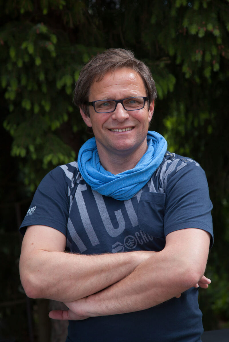 Frank Boden, Fahrlehrer und Inhaber der Fahrschule Boden in Oschatz, lächelnd mit verschränkten Armen