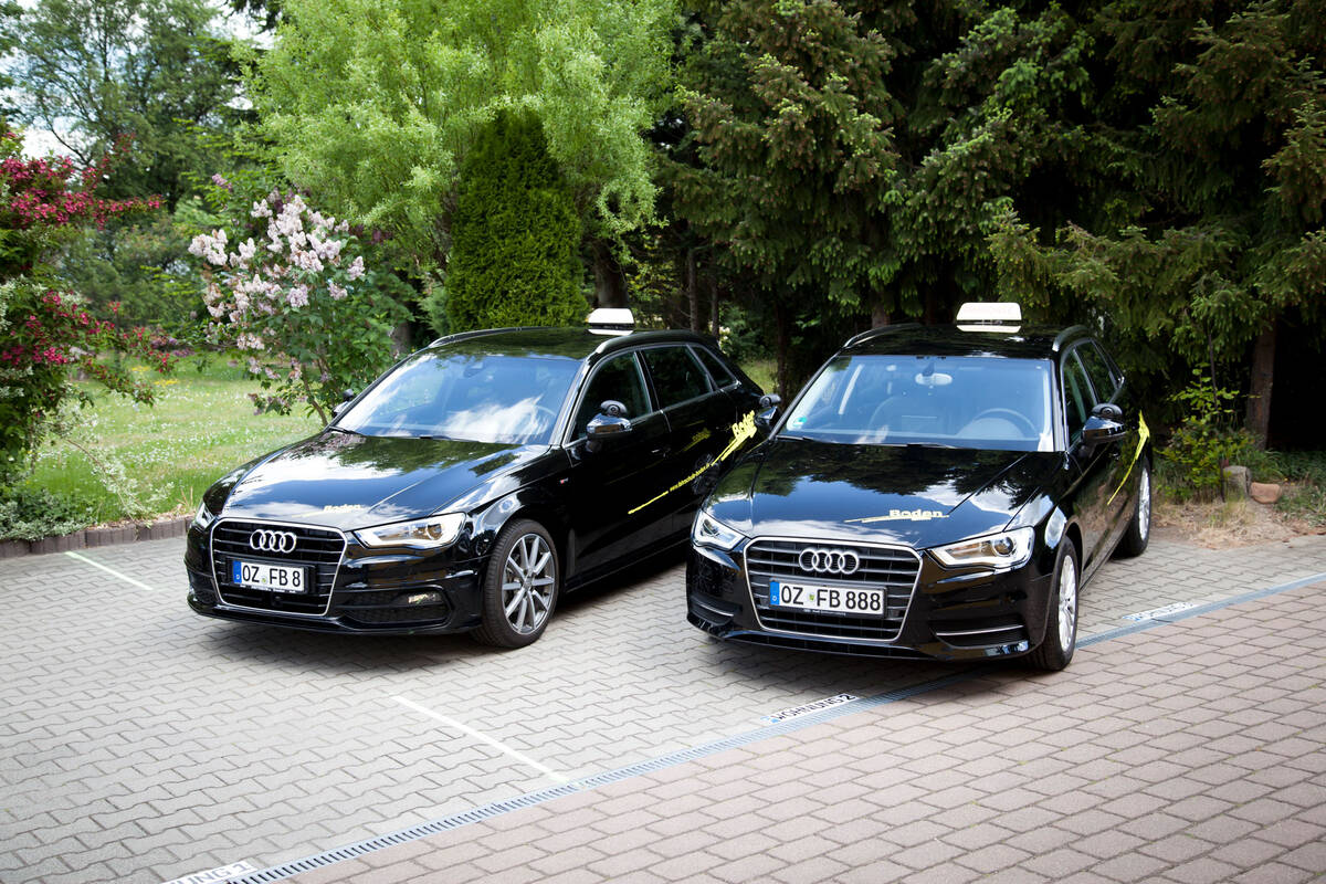 Zwei schwarze Audi A3 Sportback der Fahrschule Boden mit Fahrschulschild auf dem Hof in Oschatz