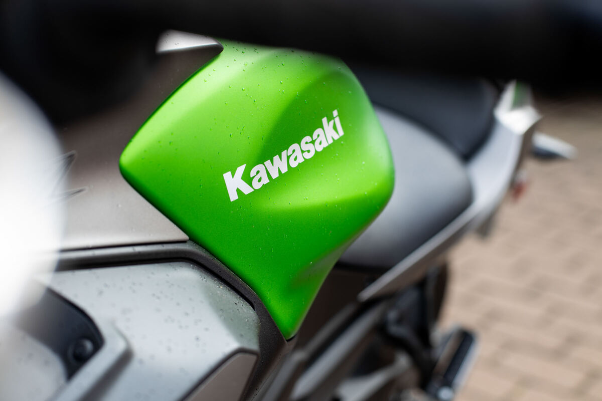 Grüner Tank eines Motorrads der Fahrschule Boden in Nahaufnahme